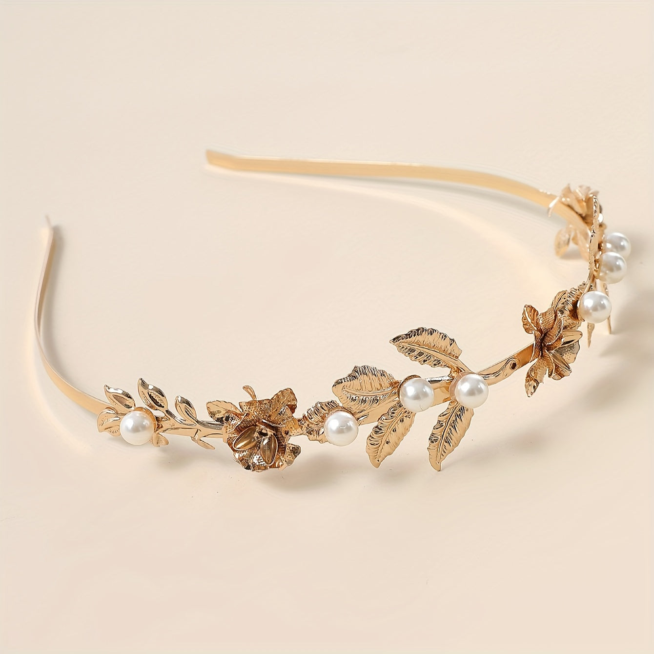 Lora - Goldenes Blumen- und Blatt-Design Stirnband mit Perlendekor