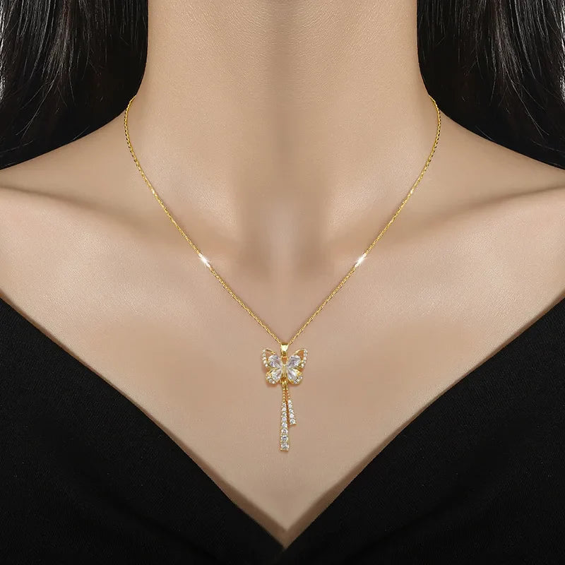 Marie - Vergoldetes Collier mit glitzerndem Schleifen-Anhänger