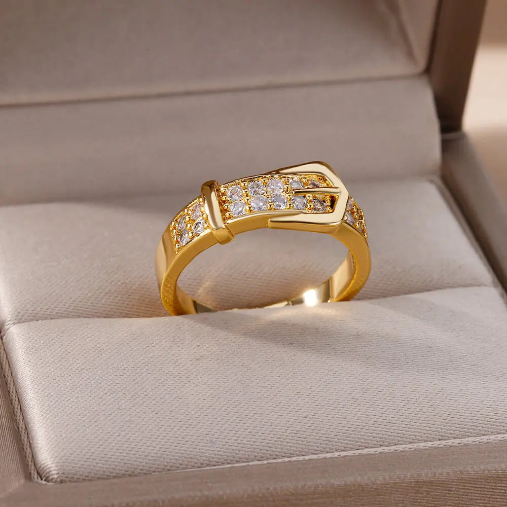 Lyra - Goldener Ring im Schnallendesign, mit Diamanten besetzt