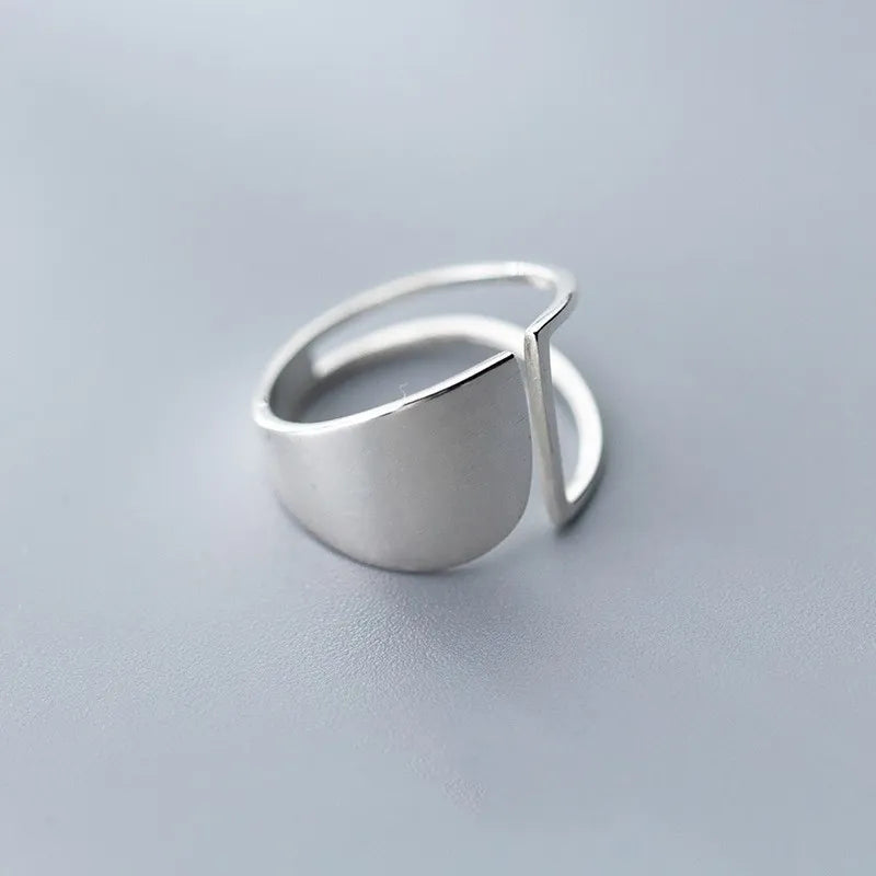 Punk hohler geometrischer Ring