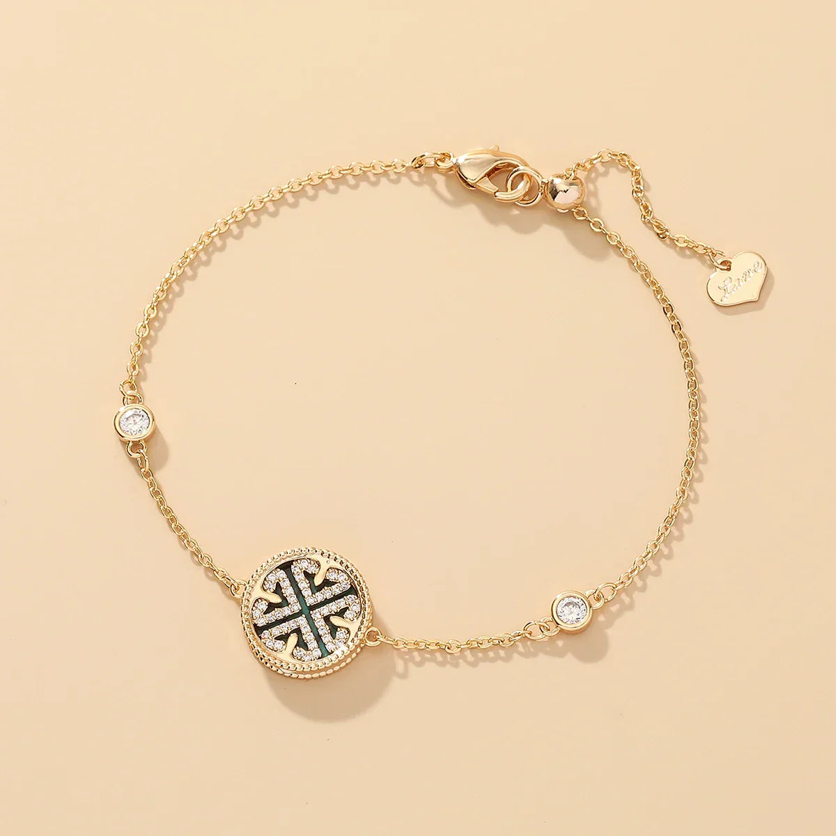 Sera - Goldenes Armband mit Kreuzanhänger und Diamantdetails