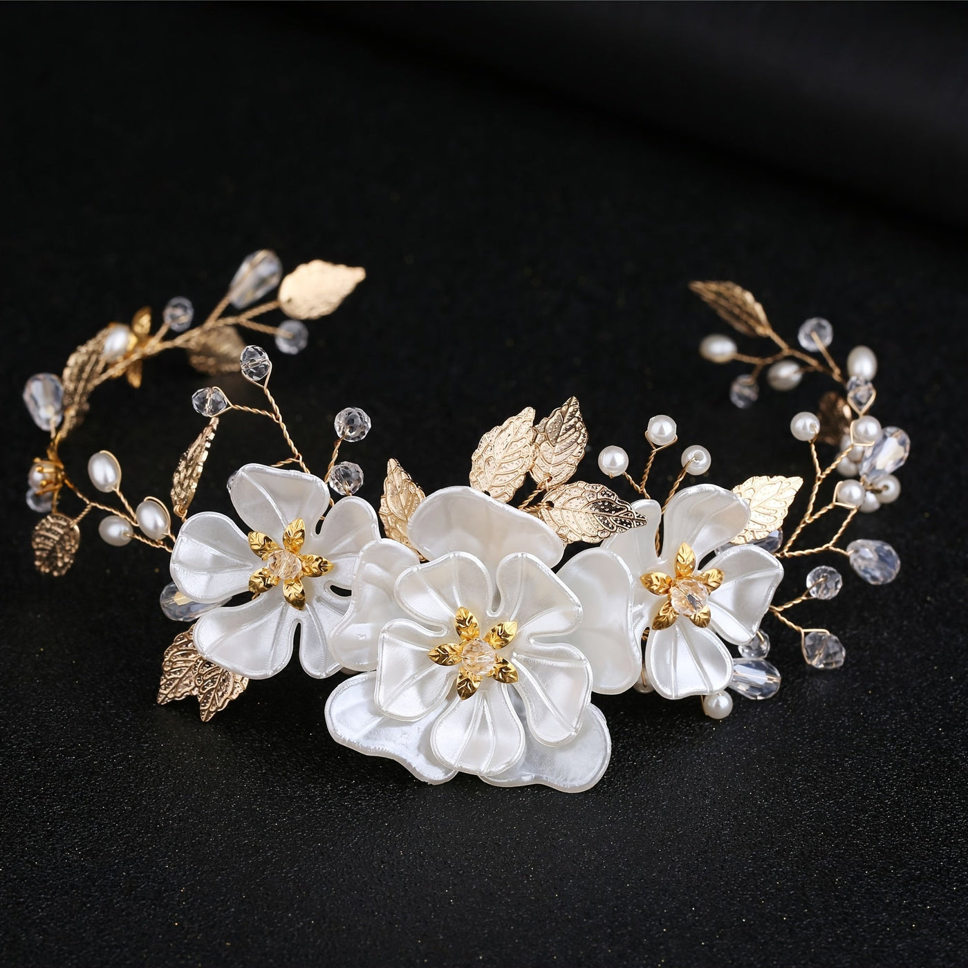 Zara -  Eleganter Haarschmuck mit Blumen und Perlen