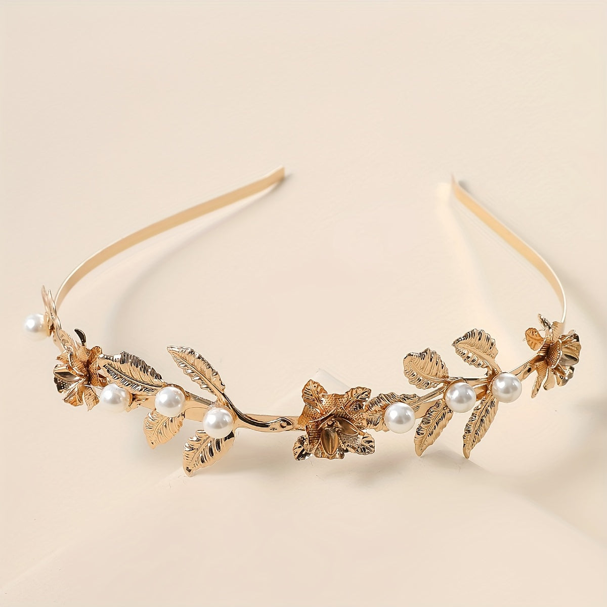 Lora - Goldenes Blumen- und Blatt-Design Stirnband mit Perlendekor