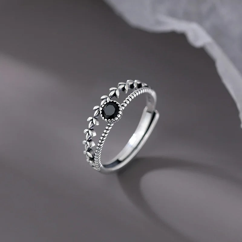 Zoe - Trendiger Fingerring mit schwarzem Stein