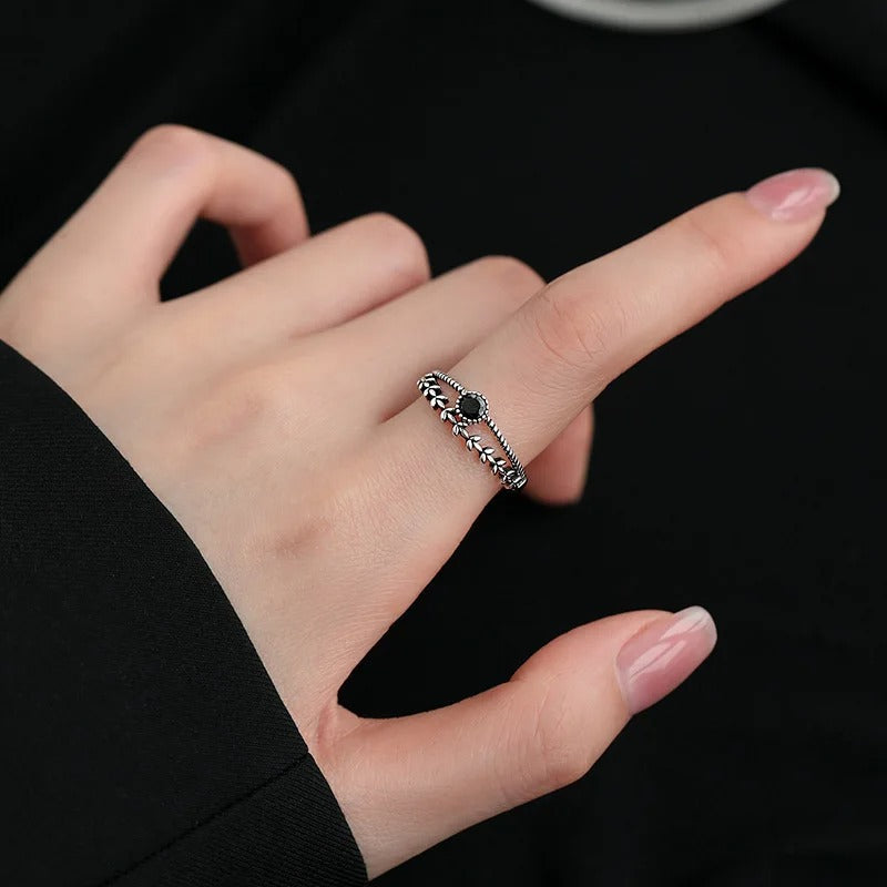 Zoe - Trendiger Fingerring mit schwarzem Stein